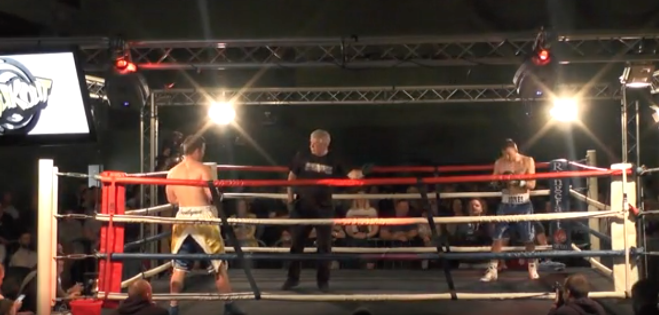Lee Jones Vs Anthony Saunders