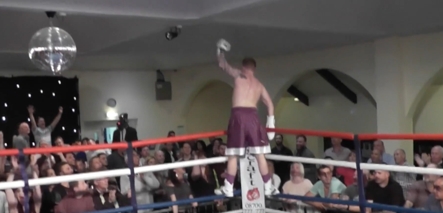 Arron Mullis Vs Dale Sisson