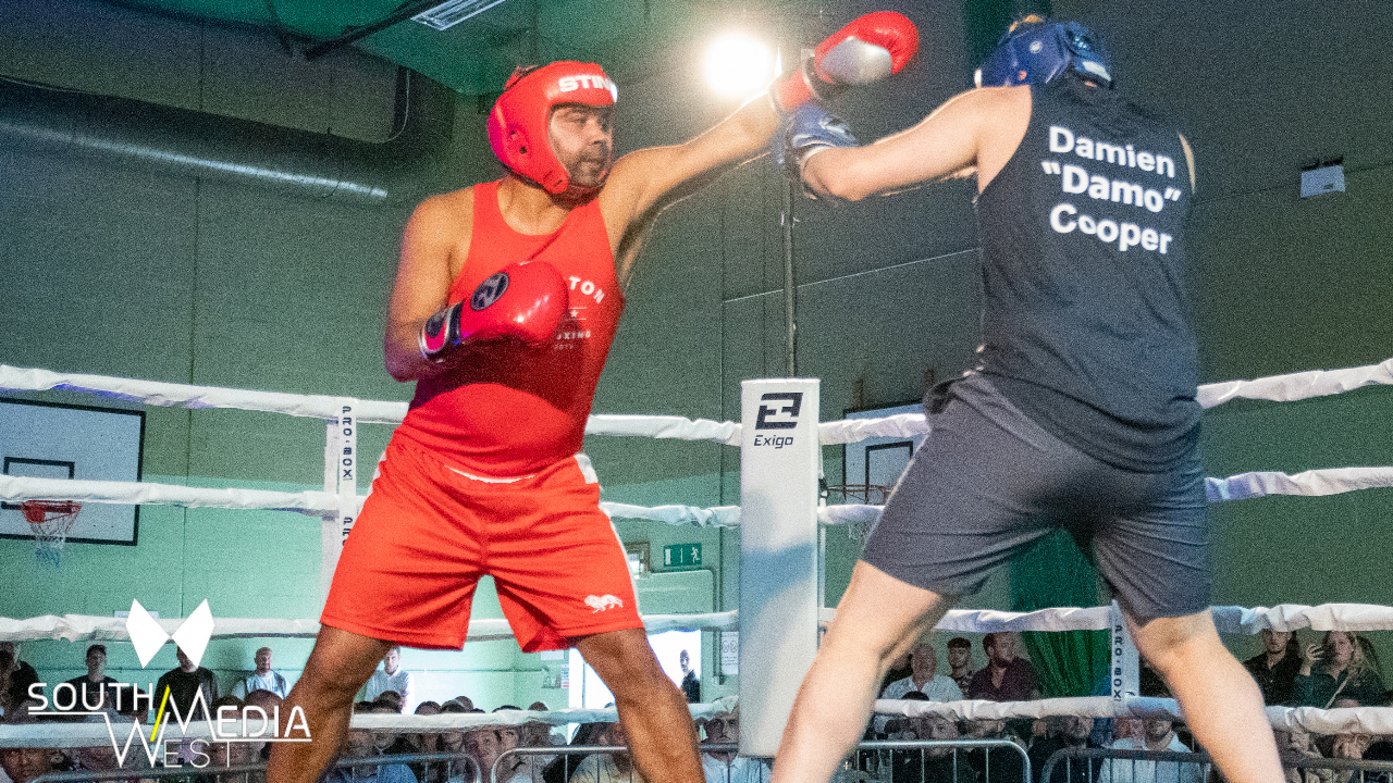 Chris Roper Vs Damien Cooper